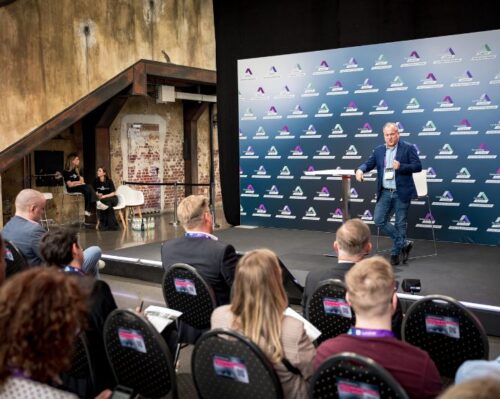 Foto von Dennis Voss auf seinem Vortrag beim Accounting Summit 2025