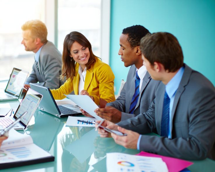 Bild von einem Controlling Team bei der Besprechung der Planung.