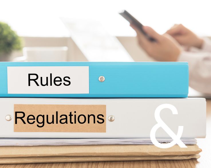 Foto von Aktenordnern mit der Beschriftung Rules und Regulatorik