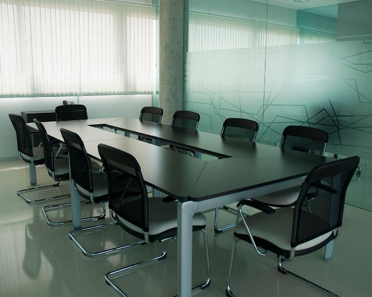 Foto eines leeren Meetingraums symbolisch für den frei gewordenen Platz am Tisch der Entscheidungen